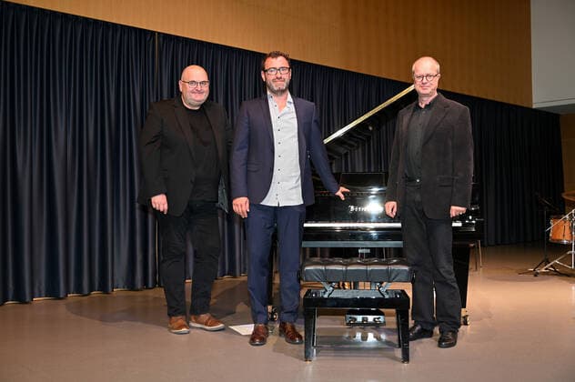 Konzert des Gasselsberger Trios mg3 , in der Landesmusikschule Gmunden, im Rahmen der Salzkammergut Festwochen in Gmunden , am 20.09.20. Das Bild zeigt v.l.n.r.: Bassist Roland Kramer, Pianist Martin Gasselsberger, Schlagzeuger Gerald Endstrasser 2020 - Konzert des Gasselsberger Trios mg3 , in der Landesmusikschule Gmunden, im Rahmen der Salzkammergut Festwochen in Gmunden , am 20.09.20.