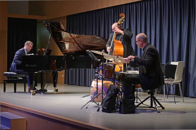 Konzert des Gasselsberger Trios mg3 , in der Landesmusikschule Gmunden, im Rahmen der Salzkammergut Festwochen in Gmunden , am 20.09.20. Das Bild zeigt v.l.n.r.: Pianist Martin Gasselsberger, Bassist Roland Kramer, Schlagzeuger Gerald Endstrasser 2020 - Konzert des Gasselsberger Trios mg3 , in der Landesmusikschule Gmunden, im Rahmen der Salzkammergut Festwochen in Gmunden , am 20.09.20.