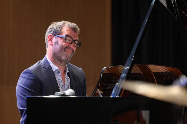 Konzert des Gasselsberger Trios mg3 , in der Landesmusikschule Gmunden, im Rahmen der Salzkammergut Festwochen in Gmunden , am 20.09.20. Das Bild zeigt den Pianisten Martin Gasselsberger 2020 - Konzert des Gasselsberger Trios mg3 , in der Landesmusikschule Gmunden, im Rahmen der Salzkammergut Festwochen in Gmunden , am 20.09.20.