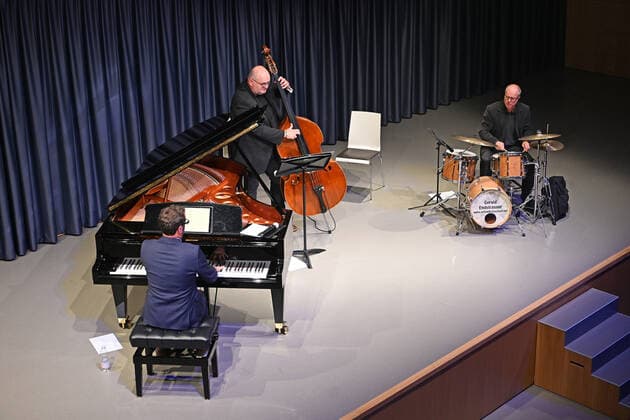 Konzert des Gasselsberger Trios mg3 , in der Landesmusikschule Gmunden, im Rahmen der Salzkammergut Festwochen in Gmunden , am 20.09.20. Das Bild zeigt v.l.n.r.: Pianist Martin Gasselsberger, Bassist Roland Kramer, Schlagzeuger Gerald Endstrasser 2020 - Konzert des Gasselsberger Trios mg3 , in der Landesmusikschule Gmunden, im Rahmen der Salzkammergut Festwochen in Gmunden , am 20.09.20.