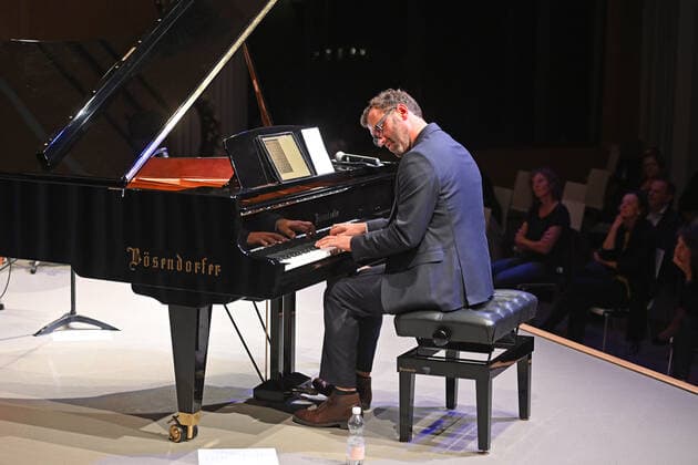 Konzert des Gasselsberger Trios mg3 , in der Landesmusikschule Gmunden, im Rahmen der Salzkammergut Festwochen in Gmunden , am 20.09.20. Das Bild zeigt den Pianisten Martin Gasselsberger 2020 - Konzert des Gasselsberger Trios mg3 , in der Landesmusikschule Gmunden, im Rahmen der Salzkammergut Festwochen in Gmunden , am 20.09.20.