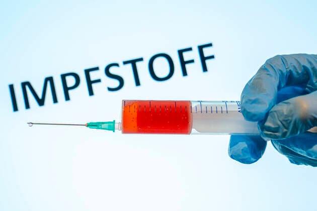 Symbolfoto einer Spritze zur Impfung mit Impfstoff Aktuell, 21.09.2020, Symbolbild einer Spritze zur Impfung mit Impfstoff zur Vorbeugung von Viren oder anderen Krankheiten wie dem Corona Virus Koeln Nordrhein-Westfalen Deutschland
