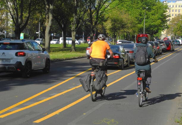 Nur eine Fahrspur fuer Auto, eine Fahrspur zum Parken und dann der verbreiterte Radweg.