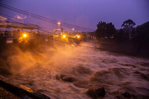 IMAGO Nature: Unsere Erde, Klimawandel, Überschwemmungen News Bilder des Tages Floods in Capital City Jakarta after Floods Due To Ciliwung River Rising water level Ciliwung River in Katulampa dam, Bogor, West Java, Indonesia, After Heavy Rain on September 21, 2020. (Photo by Aditya Saputra INA Photo Agency) 