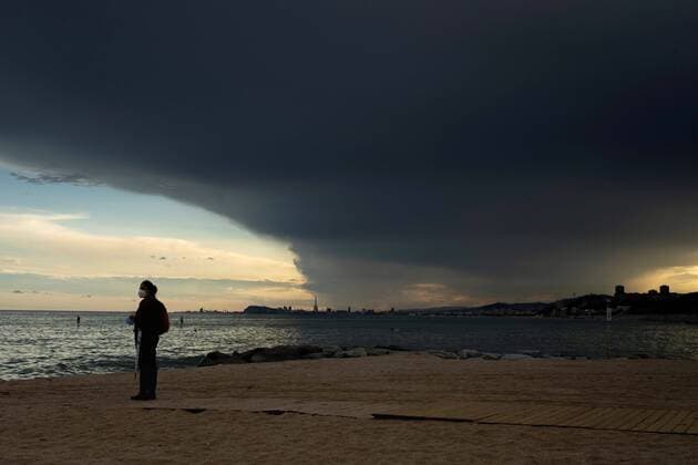IMAGO Nature: Unsere Erde, Klimawandel, Überschwemmungen News Bilder des Tages A woman looks at the cloudy sky in Barcelona, Spain, 21 September 2020. Regional authorities have activated the Flood Prevention Plan due to the heavy rainfall expected in the area. Cloudy skies in Barcelona, possible heavy rain !ACHTUNG: NUR REDAKTIONELLE NUTZUNG!  Copyright: xEnricxFontcubertax GRAF8640 20200921-637363185807191373