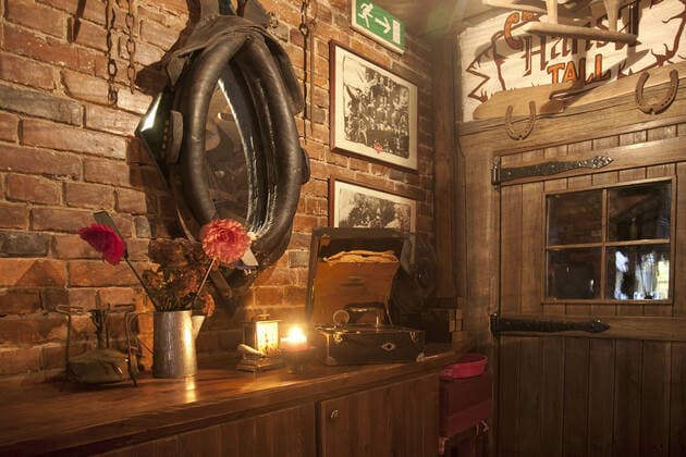 IMAGO Creative: Landleben - Essen A hotel with old fashioned retro styled rooms, and rustic objects, bar with horse harness. Hotel,Estonia,A hotel with old fashioned retro styled rooms, and rustic objects, bar with horse harness.  A hotel with old fashioned retro styled rooms, and rustic objects, bar with horse harness.