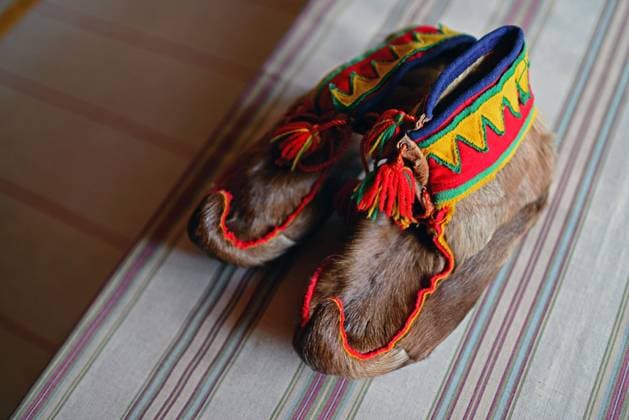 Traditional furry S·mi handmade shoes. Inside the home of Tuula Airamo, a S·mi descendant, and Reindeer farmer, by Muttus Lake. Inari, Lapland, Finland Inari Lapland Finland Copyright: xNanoxCalvox NN-LAPADV1-276
