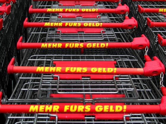 IMAGO Creative: Business, Inflation und Lieferketten Einkaufswagen mit der Aufschrift Mehr fuers Geld , Oesterreich supermarket trolleys, Austria BLWS629205 *** Shopping trolley marked Mehr fuers Geld , Oesterreich supermarket trolleys, Austria BLWS629205 Copyright: xblickwinkel McPHOTO BilderBoxx