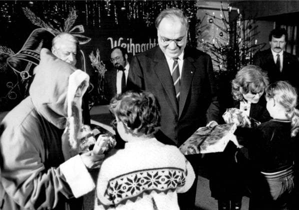 Bundeskanzler Helmut Kohl (CDU) mit Frau Hannelore Kohl und Nikolaus auf Besuch bei Flüchtlingen im Grenzdurchgangslager Friedland (Landkreis Göttingen) am 10.12.1982 *** Federal Chancellor Helmut Kohl CDU with Mrs. Hannelore Kohl and Nikolaus visiting refugees in the border transit camp Friedland district Göttingen on 10 12 1982