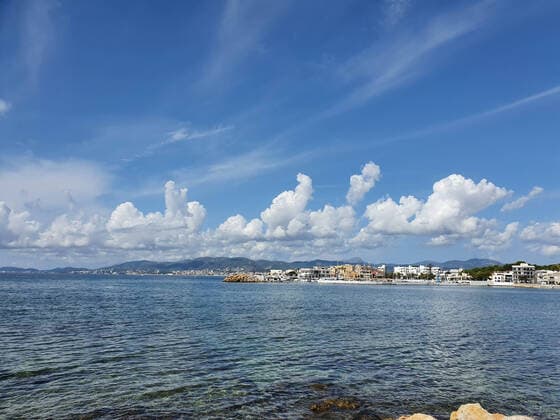 Themenfoto: Corona, Urlaub, Mallorca, 22.09.2020 Die Bucht der Playa de Palma (Mallorco) mit dramatischen Wolken, Themenfoto: Corona, Urlaub, Mallorca - Jogi Eibner-Pressefoto Copyright: xAugstx xEibner-Pressefotox EP_jat
