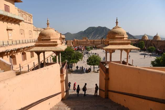The Amber Fort is the ancient capital of Jaipur. It was built by the King of Man SINGH in 1592. The buildings in the fort, made up of a number of different periods. The palace, built on the mountain, is stacked one by one, extremely spectacular, is the most typical Rajput (RAJPT) style.  799637621116502150