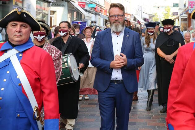 News Bilder des Tages Blick am Dienstag (22.09.2020) in der Hansestadt Rostock auf einen Festumzug zum Jubiläum des örtlichen Klosters Zum Heiligen Kreuz. Das Kloster feiert in diesem Jahr sein 750-jähriges Jubiläum. Aus diesem Anlass gab es am Nachmittag einen festlichen Umzug vom Neuen Markt zum ortsansässigen Kloster. Dabei wurde die Geschichte des Klosters noch einmal in historischen Kostümen lebendig. Im Bild Mittelpunkt Claus Ruhe Madsen Oberbürgermeister der Hansestadt Rostock