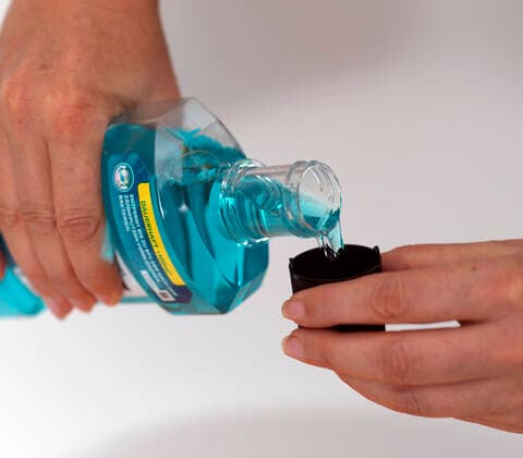 23.09.2020, Die Mundspülung LISTERINE Cool Mint wurde bei einer klinischen Studie beim Gurgeln gegen Corona-Viren als Virentötend beschrieben. Mundspülungen könnten demnach das Corona-Übertragungsrisiko senken. SARS-CoV-2-Viren lassen sich mit einigen handelsüblichen Mundspülungen aus der Drogerie inaktivieren. Das zeigten Virologinnen und Virologen der Ruhr-Universität Bochum in Zellkulturexperimenten. 23.09.2020, Listerine Cool Mint 23.09.2020, Listerine Cool Mint