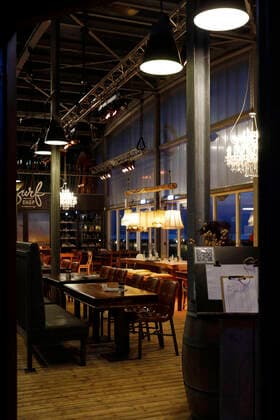 Niederlande, 22.09.2020 Innenansicht des Strandrestaurants Natural High auf dem Brouwersdam in den Niederlande