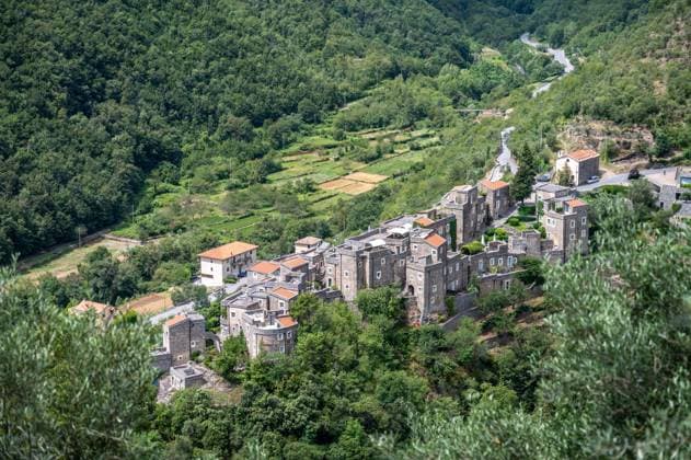 Colletta di Castelbianco Das restaurierte Bergdorf Colletta di Castelbianco im Tal Val Pennavaire in Ligurien. Castelbianco Ligurien Italien *** Colletta di Castelbianco The restored mountain village Colletta di Castelbianco in the Val Pennavaire valley in Liguria Castelbianco Liguria Italy Copyright: argumx xFalkxHeller