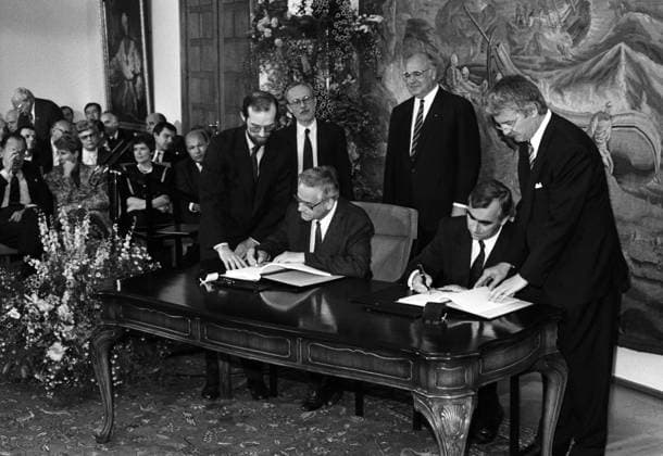 Deutschland, Bonn, 18.05.1990 Archiv-Nr.: 16-39-25 Staatsvertrag zwischen BRD und DDR Foto: v.l.n.r.: DDR-Ministerpraesident Lothar de Maiziere, Bundeskanzler Helmut Kohl, DDR-Finanzminister Walter Romberg und Bundesfinanzminister Theo Waigel Staatsvertrag zwischen BRD und DDR *** Germany, Bonn, 18 05 1990 Archive No 16 39 25 State Treaty between the FRG and the GDR Photo from the GDR State Premier Lothar de Maiziere, Chancellor Helmut Kohl, GDR Finance Minister Walter Romberg and Federal Finance Minister Theo Waigel State Treaty between the FRG and the GDR