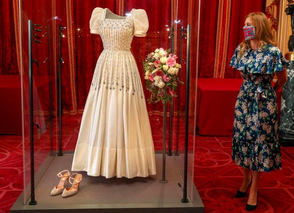 Bilder des Jahres 2020, Entertainment 09 September Entertainment Themen der Woche KW39 Entertainment Bilder des Tages . 23 09 2020. Windsor, United Kingdom. Princess Beatrice alongside her wedding dress, ahead of it going on public display at Windsor Castle, United Kingdom, from 24th September 2020. The Sir Norman Hartnell gown, first worn by the Queen in the 1960s, was loaned to Beatrice by her grandmother for her secret, low-key wedding to Edoardo Mapelli Mozzi in July.  xi-Imagesx xPoolx IIM-21641-0021