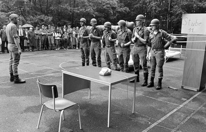 Tag der Bundeswehr 1984 Augustdorf, DEU, 31.05.1984 - Besucher beim Tag der Bundeswehr in Augustdorf. Augustdorf NRW Deutschland *** Bundeswehr Day 1984 Augustdorf, DEU, 31 05 1984 Visitors at the Bundeswehr Day in Augustdorf Augustdorf NRW Germany