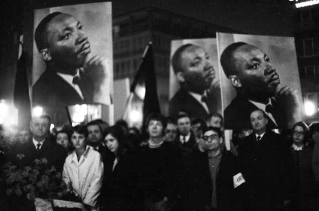 IMAGO History, U.S. Bürgerrechtsbewegung: 1954-1968 Trauer und Protest um Martin Luther King 1968 DEU, Deutschland, Bonn: Mit Trauer und Protest reagierten Studenten und Professoren der Bonner Universitaet auf die Ermordung Martin Luther Kings in den USA am 5.4.1968 in Bonn. DEU, Germany, Bonn: Students and professors of Bonn University reacted with sadness and protest to the assassination of Martin Luther King in the USA on April 5, 1968 in Bonn. NRW *** Sadness and Protest about Martin Luther King 1968 DEU, Germany, Bonn Students and professors of Bonn University reacted with sadness and protest to the assassination of Martin Luther King in the USA on April 5, 1968 in Bonn DEU, Germany, Bonn Students and professors of Bonn University reacted with sadness and protest to the assassination