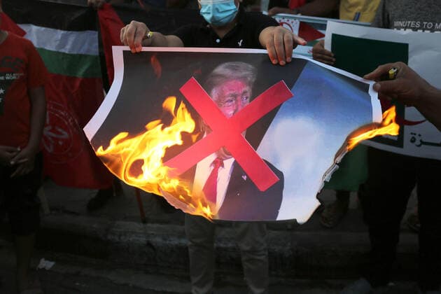 September 23, 2020, Khan Yunis, Gaza Strip, Palestinian Territory: Palestinian protester burn a portrait of US President Donald Trump during a protest in Khan Yunis in the southern Gaza Strip on September 23, 2020, to denounce the Israeli normalisation deals with the United Arab Emirates and Bahrain Khan Yunis Palestinian Territory - ZUMAap3_ 20200923_zaf_ap3_028 Copyright: xAshrafxAmrax
