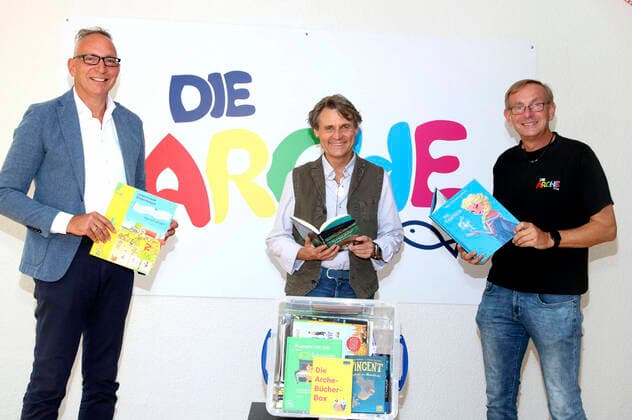 Bilder des Jahres 2020, Entertainment 09 September Entertainment Themen der Woche KW39 Entertainment Bilder des Tages Jörg F. Maas, Wolfgang Bahro und Bernd Siggelkow bei der offiziellen Übergabe der Arche-Bücher-Box. Die Stiftung Lesen schenkt dem Kinderhilfswerk Die Arche 27 Bücher-Boxen, die sie exklusiv für alle Einrichtungen in Deutschland zusammengestellt hat. Berlin, 23.09.2020 *** Jörg F Maas, Wolfgang Bahro and Bernd Siggelkow at the official handover of the Ark Book Box Stiftung Lesen presents the childrens charity Die Arche with 27 book boxes, which it has put together exclusively for all institutions in Germany Berlin, 23 09 2020 Foto:xA.xBuggex xFuturexImage
