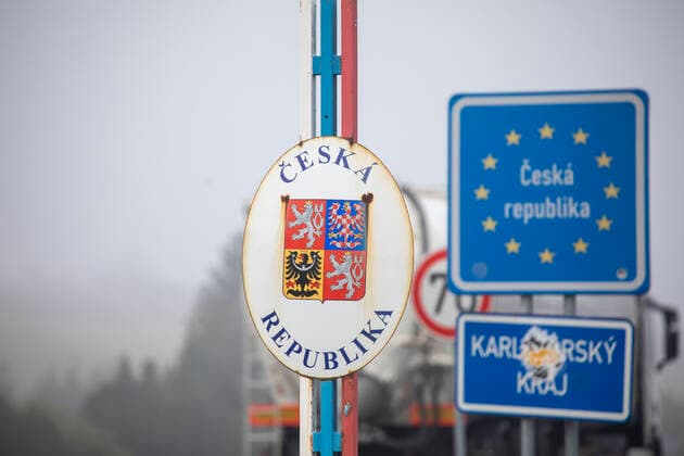 200924 Die Bundesregierung hat weitere Bezirke in Tschechien am Mittwoch zu Risikogebiete erklärt. Wer aus dem Bezirk Karlsbad nach Deutschland einreist, muss sich in einer zweiwöchigen Quarantäne begeben. Auch wenn man nur einen Tagesausflug gemacht hat. Anders sieht es im Bezirk Usti aus. Hier kann man noch ohne einer Quarantänepflicht Aus- und Einreisen. Das führt nun zu einem riesigen Durcheinander für viele Tagestouristen im Erzgebirgskreis. Wer nach Tschechien einreist und bei der Ausreise den Grenzübergang Oberwiesenthal benutzt riskiert bei einer Kontrolle eine Quarantänepflicht. Direkt am Keilberg werden die Kreise nun getrennt. Eine viel befahrene Straße führt von Bozi Dar über dem Keilberg nach Weipert. Kein Umweg für
