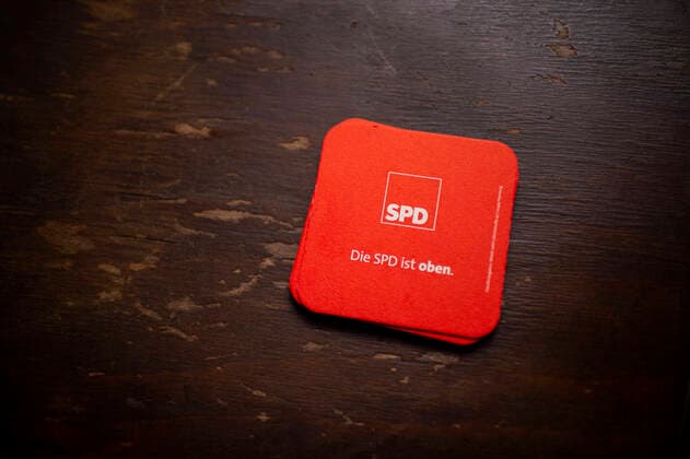 23.09.2020 - Stephan Weil besucht Bünde: Symbol Partei SPD auf einem Bierdeckel , Bünde Nordrhein-Westfalen Deutschland Dolbi