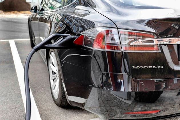 TESLA Supercharger Berlin, DEU, 24.09.2020 - Tesla Model S an einer TESLA Supercharger Station. Tesla hat einen neuen Supercharger Standort mit V3-Stalls in Berlin eroeffnet. Der Ladepark auf dem Gelaende des EUREF Campus in Berlin Schoeneberg bietet 12 der schnellen Ladestationen mit bis zu 250 kW. Berlin Berlin Deutschland *** TESLA Supercharger Berlin, DEU, 24 09 2020 Tesla Model S at a TESLA Supercharger Station Tesla has opened a new Supercharger location with V3 stalls in Berlin The charging park on the EUREF Campus in Berlin Schoeneberg offers 12 of the fast charging stations with up to 250 kW Berlin Berlin Germany