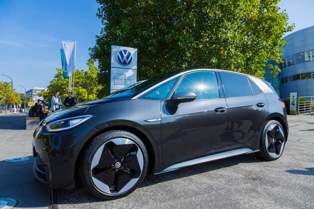 Fußball-Bundestrainer und Volkswagen Markenbotschafter Joachim Löw setzte gemeinsam mit Thomas Ulbrich, Vorstand für Elektromobilität der Marke Volkswagen, das erste Vorserienfahrzeug des ID.3 in der Fertigung der GMD. Die Serienproduktion des ID.3 startet ab Januar Februar 2021 am Dresdner Standort und Joachim Löw gibt symbolisch per Joystick den Anstoß dazu! Der Weltmeister-Trainer von 2014 bekam beim Termin in der Gläsernen Manufaktur zusätzlich die Schlüssel für seinen persönlichen Volkswagen ID.3 übergeben. Dresden Sachsen GERMANY *** German national soccer coach and Volkswagen brand ambassador Joachim Löw, together with Thomas Ulbrich, member of the Board of Management of the Volkswagen brand responsible for el
