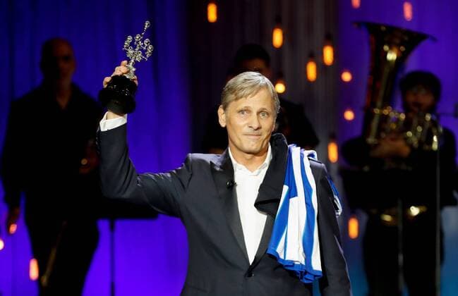 Bilder des Jahres 2020, Entertainment 09 September Entertainment Themen der Woche KW39 US actor Viggo Mortensen poses with the Donostia Award at the 68th annual San Sebastian International Film Festival (SSIFF), in San Sebastian, Spain, 24 September 2020. The film festival runs from 18 to 26 September 2020 under safety measures like obligatory face mask use and red carpets without public due to the Covid-19 coronavirus pandemic. Organizers have also reduced the number of film screenings as well as the seating capacity in cinemas. 68th San Sebastian Film Festival !ACHTUNG: NUR REDAKTIONELLE NUTZUNG!  Copyright: xJuanxHerrerox GRAFCAV9401 20200924-637365712660909951