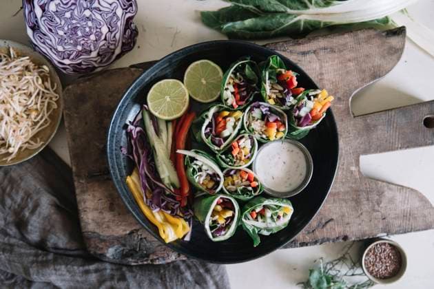 Vegan rolls with vegetables and yoghurt sauce in bowl ALBF01373