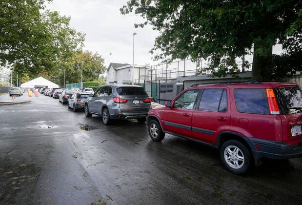 (200924) -- VANCOUVER, Sept. 24, 2020 -- Cars line up outside a COVID-19 testing center in Vancouver, British Columbia, Canada, Sept. 24, 2020. Canadian Prime Minister Justin Trudeau said Wednesday evening that the second wave of COVID-19 epidemic has already begun in the country amid concerns over a possible national lockdown. COVID-19 cases have jumped nationally in Canada, from about 300 cases per day in mid-August to 1,248 on Tuesday. (Photo by Xinhua) CANADA-VANCOUVBER-COVID-19-SECOND WAVE LiangxSen 