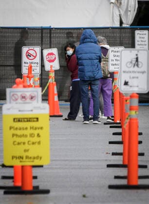(200924) -- VANCOUVER, Sept. 24, 2020 -- People line up to take COVID-19 test at a COVID-19 testing center in Vancouver, British Columbia, Canada, Sept. 24, 2020. Canadian Prime Minister Justin Trudeau said Wednesday evening that the second wave of COVID-19 epidemic has already begun in the country amid concerns over a possible national lockdown. COVID-19 cases have jumped nationally in Canada, from about 300 cases per day in mid-August to 1,248 on Tuesday. (Photo by Xinhua) CANADA-VANCOUVBER-COVID-19-SECOND WAVE LiangxSen 