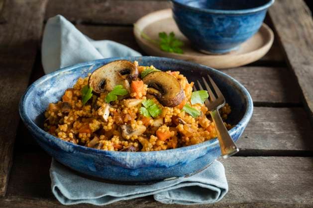 IMAGO Creative, Lifestyle, Tik Tok-Trend thatgirl Bowl of ready-to-eat fried millet with mushrooms and parsley EVGF03740