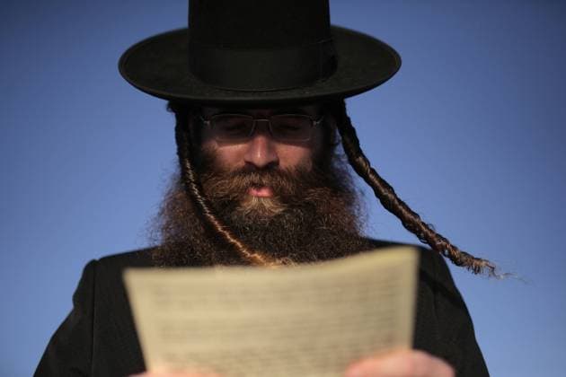 (200925) -- ASHDOD, Sept. 25, 2020 -- An Ultra-Orthodox Jew performs the Tashlich ritual ahead of Yom Kippur, the Jewish Day of Atonement, in Ashdod, Israel, on Sept. 24, 2020. ( JINI via Xinhua) ISRAEL-ASHDOD-TASHLICH RITUAL IlanxAssayag 