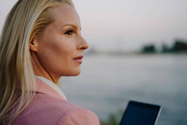 IMAGO Creative, Internationaler Frauenmonat, Entrepreneurinnen IMAGO Creative: Kreative Renaissance -- der junge Entrepreneur Close-up of thoughtful blond female entrepreneur looking away during sunset model released Symbolfoto JOSEF01093