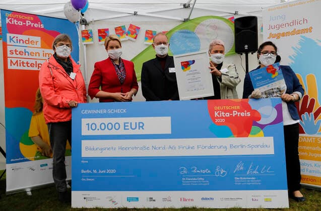 Deutschland, Berlin, Familienministerin Giffey überreicht 10.000-Euro-Scheck an Spandauer Gewinner des Deutschen Kita-Preises 2020