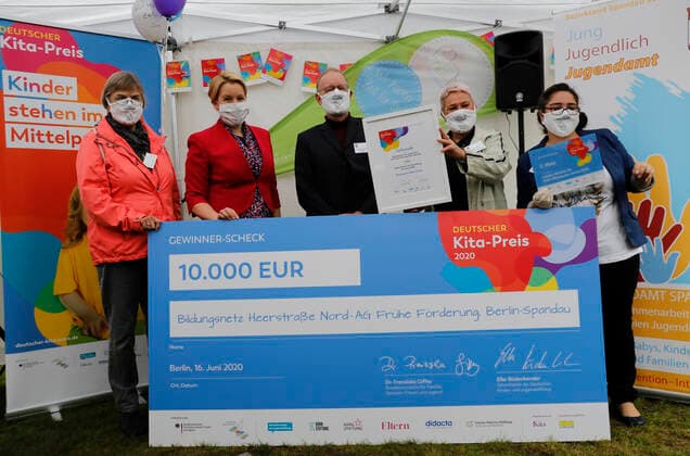 Deutschland, Berlin, Familienministerin Giffey überreicht 10.000-Euro-Scheck an Spandauer Gewinner des Deutschen Kita-Preises 2020
