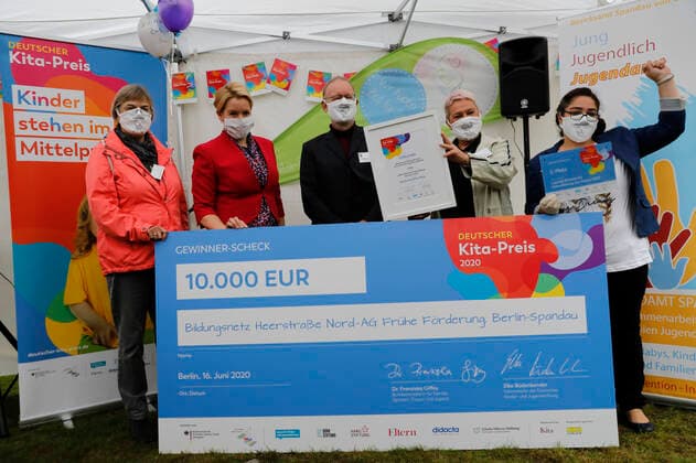 News Themen der Woche KW39 News Bilder des Tages Deutschland, Berlin, Familienministerin Giffey überreicht 10.000-Euro-Scheck an Spandauer Gewinner des Deutschen Kita-Preises 2020