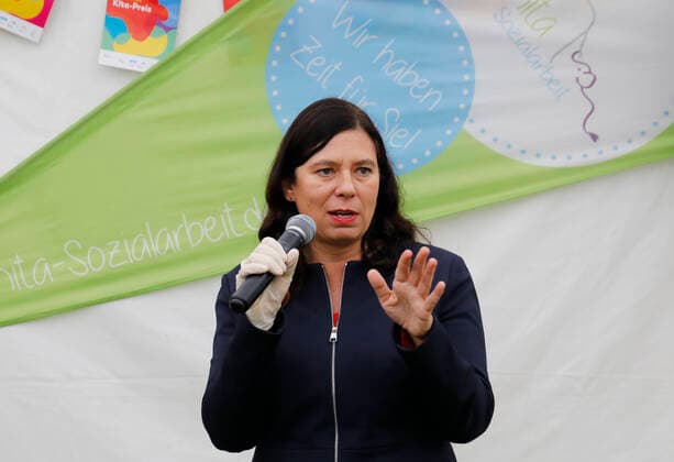 Senatorin für Bildung, Jugend und Familie des Landes Berlin Sandra Scheeres, Deutschland, Berlin, Familienministerin Giffey überreicht 10.000-Euro-Scheck an Spandauer Gewinner des Deutschen Kita-Preises 2020