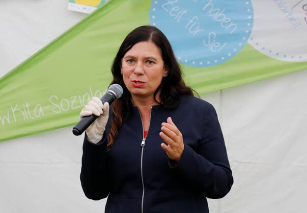 Senatorin für Bildung, Jugend und Familie des Landes Berlin Sandra Scheeres, Deutschland, Berlin, Familienministerin Giffey überreicht 10.000-Euro-Scheck an Spandauer Gewinner des Deutschen Kita-Preises 2020