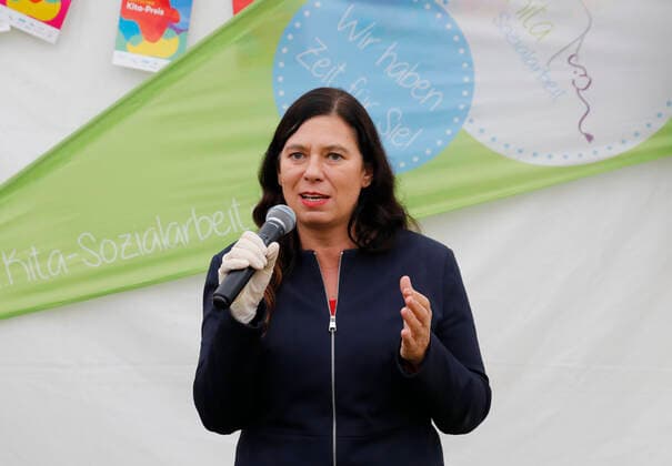 Senatorin für Bildung, Jugend und Familie des Landes Berlin Sandra Scheeres, Deutschland, Berlin, Familienministerin Giffey überreicht 10.000-Euro-Scheck an Spandauer Gewinner des Deutschen Kita-Preises 2020