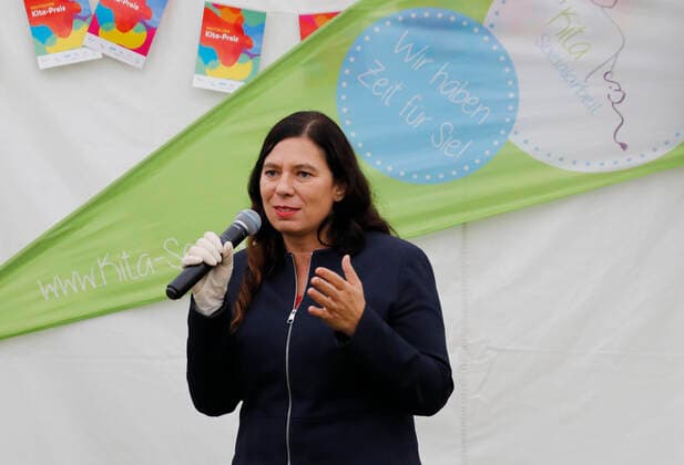 Senatorin für Bildung, Jugend und Familie des Landes Berlin Sandra Scheeres, Deutschland, Berlin, Familienministerin Giffey überreicht 10.000-Euro-Scheck an Spandauer Gewinner des Deutschen Kita-Preises 2020