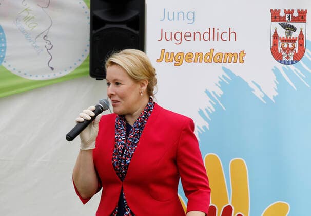 Franziska Giffey Bundesministerin für Familie, Senioren, Frauen und Jugend, Deutschland, Berlin, Familienministerin Giffey überreicht 10.000-Euro-Scheck an Spandauer Gewinner des Deutschen Kita-Preises 2020