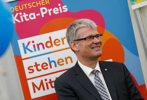 Bezirksbürgermeister Berlin-Spandaus Helmut Kleebank, Deutschland, Berlin, Familienministerin Giffey überreicht 10.000-Euro-Scheck an Spandauer Gewinner des Deutschen Kita-Preises 2020