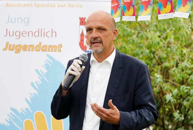 Bezirksstadtrat Berlin-Spandau Stephan Machulik, Deutschland, Berlin, Familienministerin Giffey überreicht 10.000-Euro-Scheck an Spandauer Gewinner des Deutschen Kita-Preises 2020