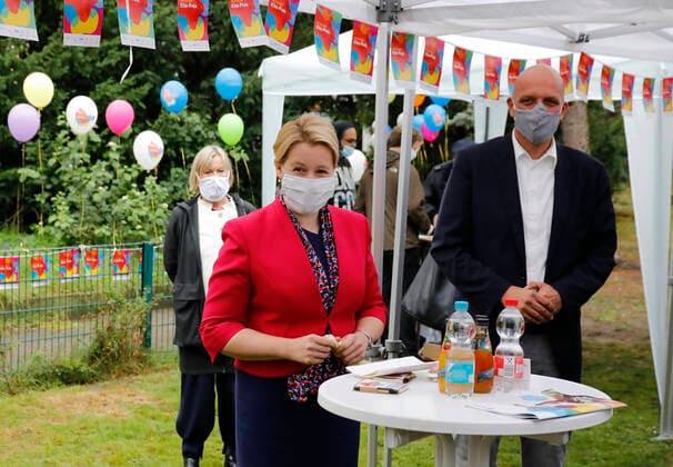 Franziska Giffey Bundesministerin für Familie, Senioren, Frauen und Jugend, Bezirksstadtrat Berlin-Spandau Stephan Machulik, Deutschland, Berlin, Familienministerin Giffey überreicht 10.000-Euro-Scheck an Spandauer Gewinner des Deutschen Kita-Preises 2020