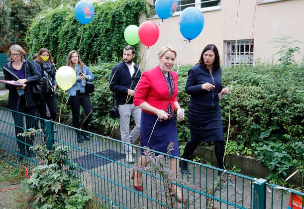 Franziska Giffey Bundesministerin für Familie, Senioren, Frauen und Jugend, Senatorin für Bildung, Jugend und Familie des Landes Berlin Sandra Scheeres, Deutschland, Berlin, Familienministerin Giffey überreicht 10.000-Euro-Scheck an Spandauer Gewinner des Deutschen Kita-Preises 2020