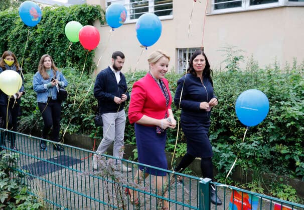 Franziska Giffey Bundesministerin für Familie, Senioren, Frauen und Jugend, Senatorin für Bildung, Jugend und Familie des Landes Berlin Sandra Scheeres, Deutschland, Berlin, Familienministerin Giffey überreicht 10.000-Euro-Scheck an Spandauer Gewinner des Deutschen Kita-Preises 2020
