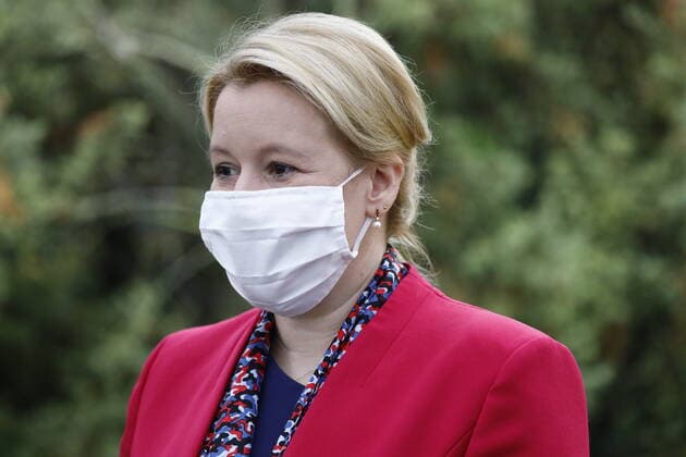 Franziska Giffey Bundesministerin für Familie, Senioren, Frauen und Jugend, Deutschland, Berlin, Familienministerin Giffey überreicht 10.000-Euro-Scheck an Spandauer Gewinner des Deutschen Kita-Preises 2020